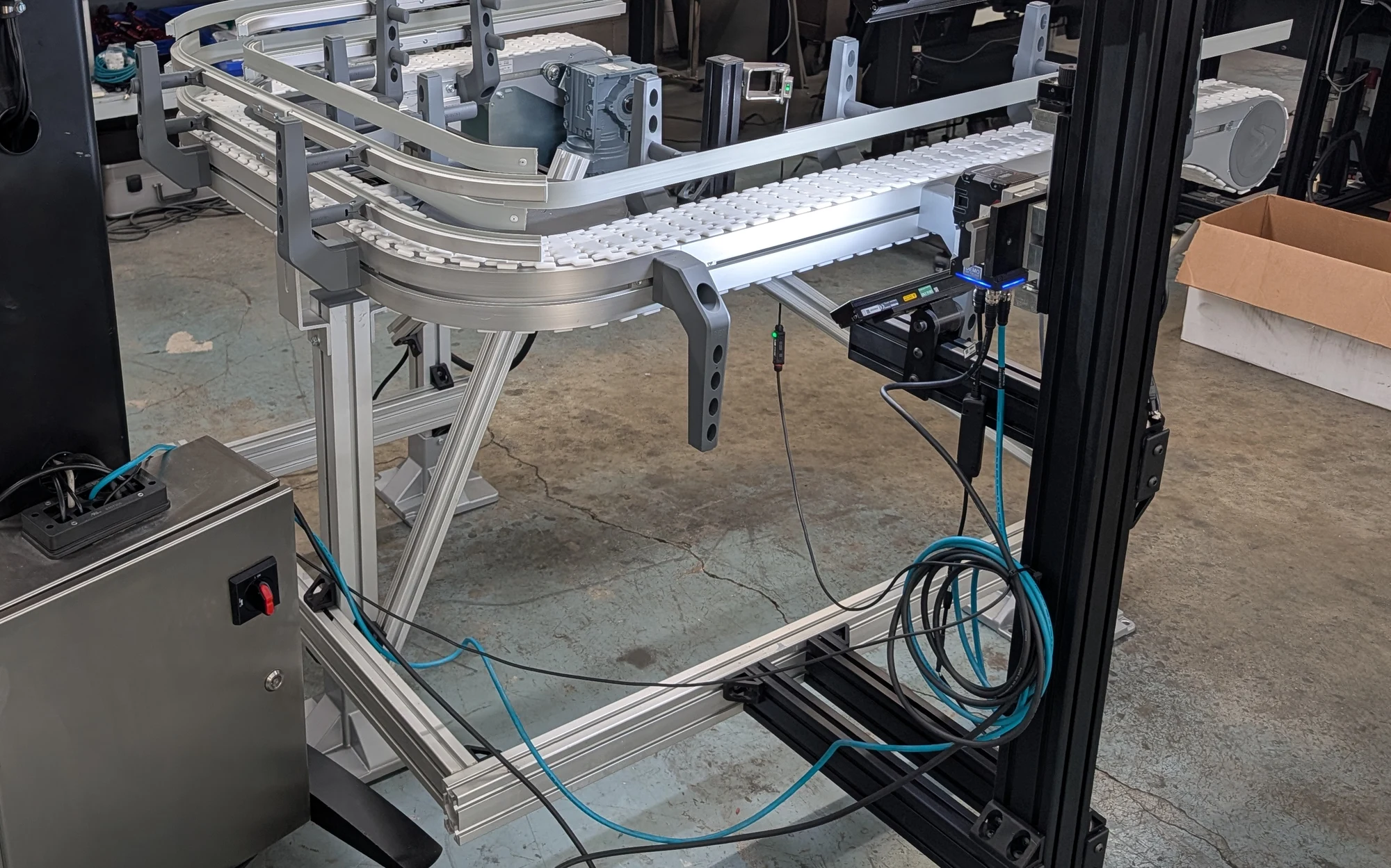 Single-camera conveyor demonstration station